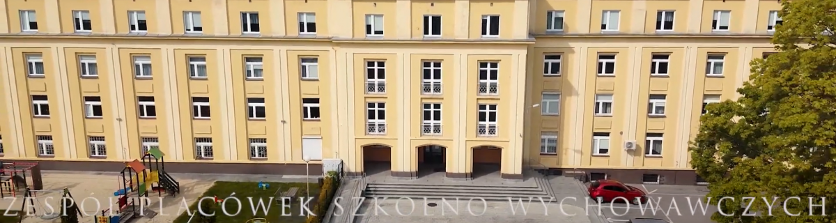 Budynek szkoły widziany z góry