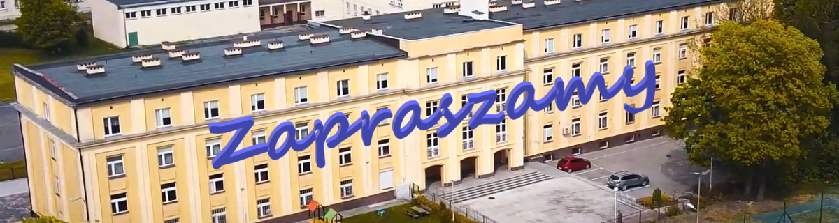 Budynek szkoły, a na nim napis "Zapraszamy"