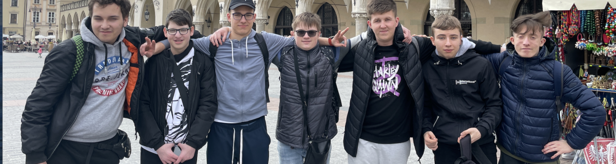 Grupa chłopców przed Sukiennicami w Krakowie